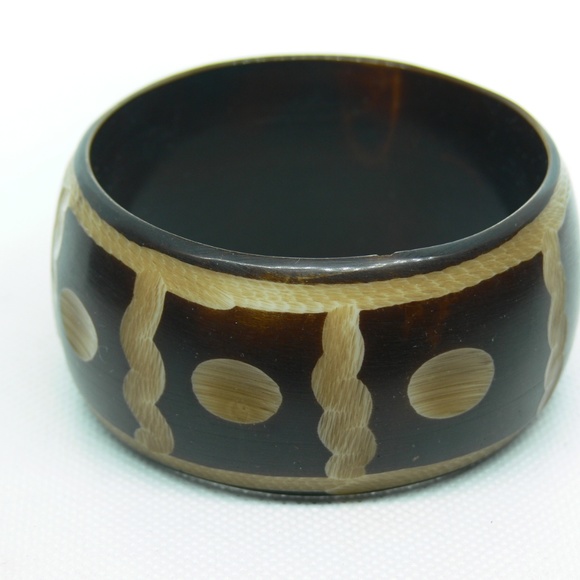 Fashionable plastic bangle bracelets - Picture 3 of 5